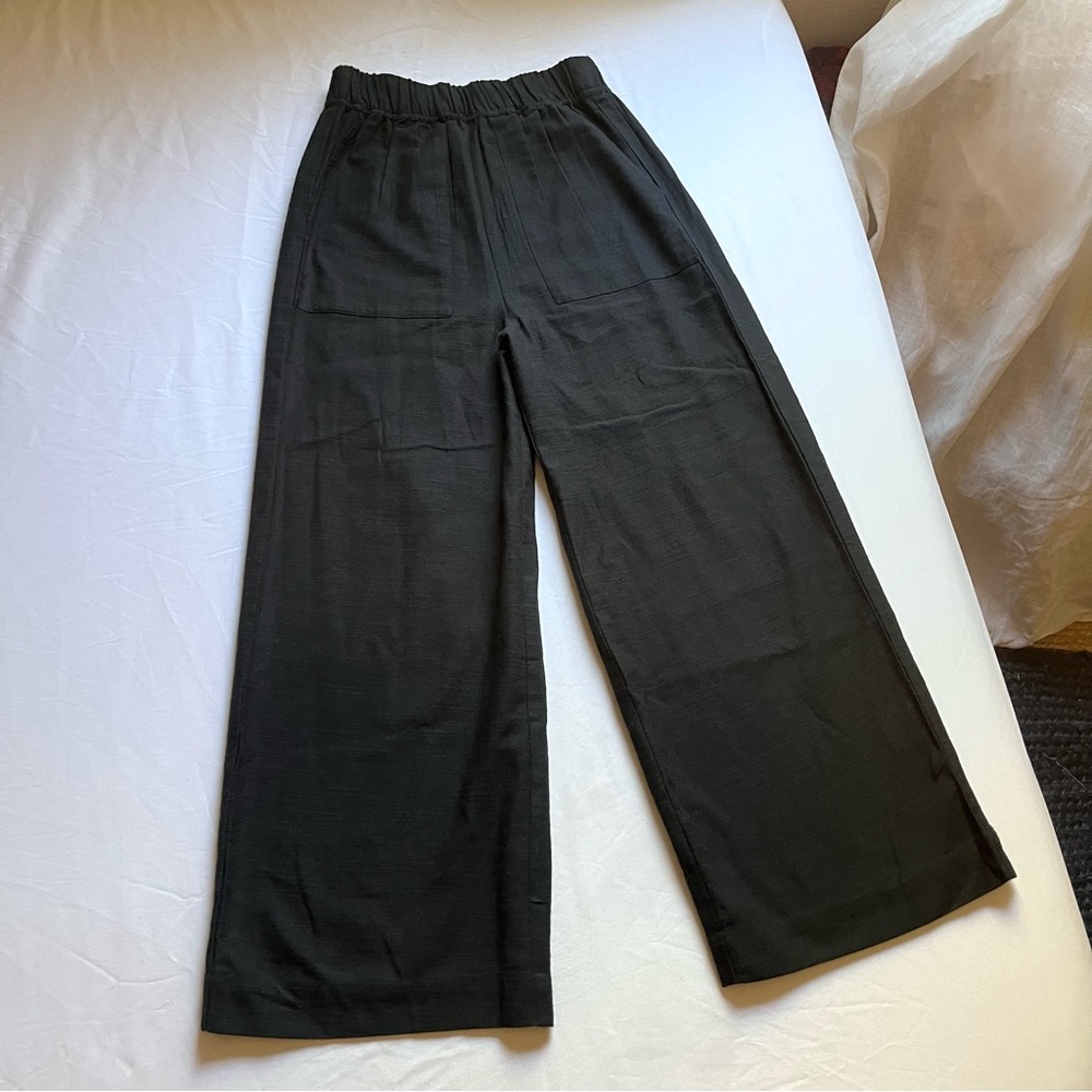 Laude the Label Organic Linen High-Rise Wide-Leg Cropped Pant in Black